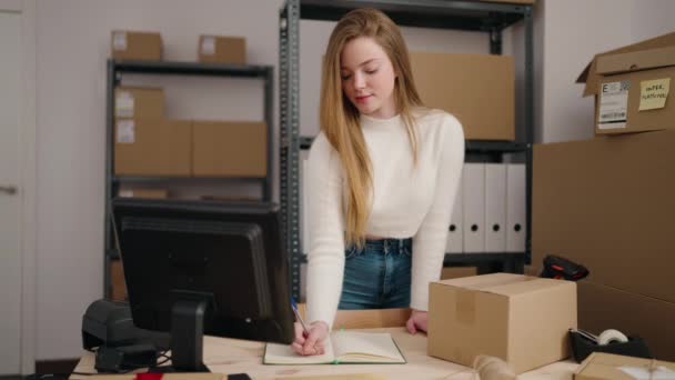 Ung Blond Kvinna Handel Företagare Skanna Paket Med Streckkod Läsare — Stockvideo