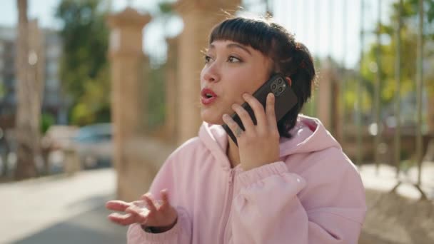 Ung Latinamerikansk Kvinna Ler Säker Talar Smartphone Gatan — Stockvideo