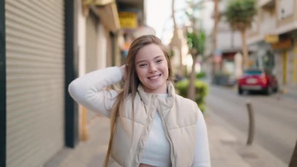 Young Blonde Woman Smiling Confident Walking Street — Vídeo de stock