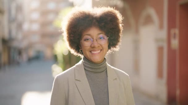 Afrikaans Amerikaanse Vrouw Glimlachen Zelfverzekerd Doen Zoenen Gebaar Met Handen — Stockvideo