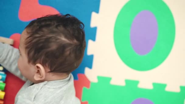 Adorabil Copil Hispanic Care Deține Xilofon Culcat Podea Grădiniță — Videoclip de stoc
