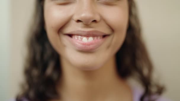 Młoda Afrykanka Uśmiecha Się Pewnie Ulicy — Wideo stockowe
