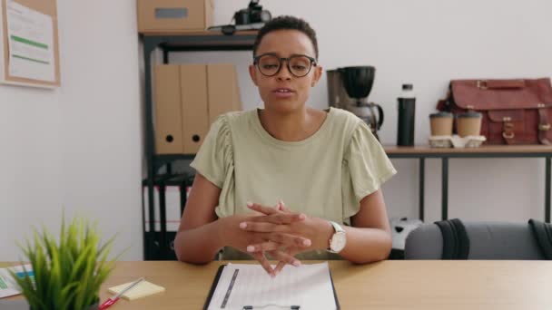 Αφρο Αμερικανίδα Επιχειρηματίας Που Κάθεται Στο Τραπέζι Μιλώντας Στο Γραφείο — Αρχείο Βίντεο