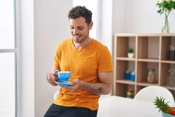 Genç Spanyol Adam Evde Oturmuş Kahve Içiyor — Stok fotoğraf