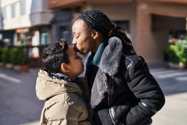 Африканская Американская Мать Сын Улыбаются Уверенно Стоя Вместе Целуясь Улице — стоковое фото