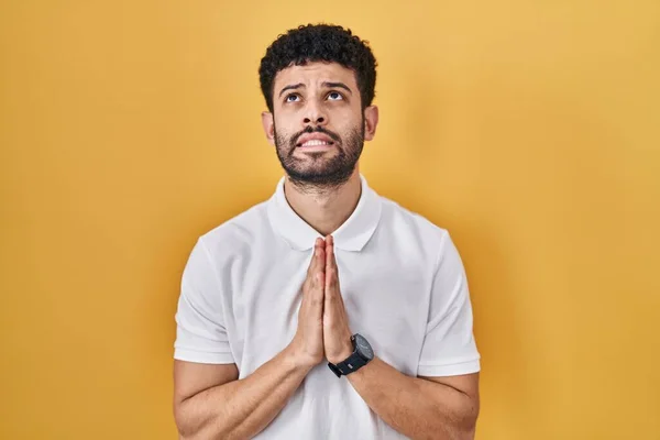 Arab Man Standing Yellow Background Begging Praying Hands Together Hope — Stock Photo, Image