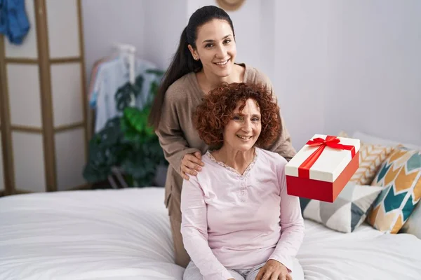 Two Women Mother Daughter Surprise Gift — Stock Photo, Image