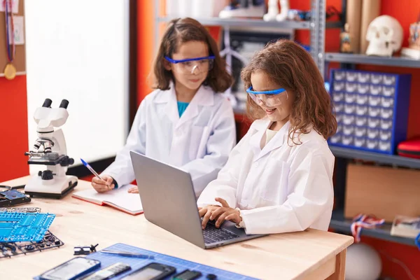 Two Kids Students Using Laptop Writing Notebook Laboratory Classroom — Photo
