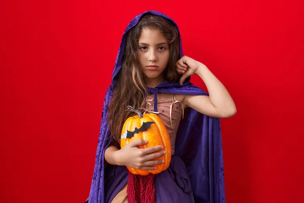 Malá Hispánka Čarodějnském Halloweenském Kostýmu Rozzlobeným Obličejem Negativní Znamení Ukazující — Stock fotografie