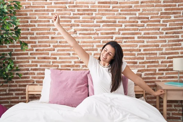 Joven Hermosa Mujer Hispana Despertando Estirando Los Brazos Dormitorio — Foto de Stock
