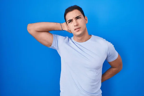 Young Hispanic Man Standing Blue Background Suffering Neck Ache Injury — Stock Photo, Image