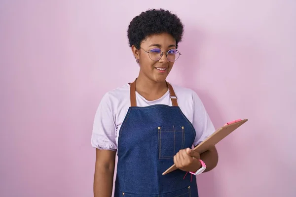 Young African American Woman Wearing Professional Waitress Apron Holding Clipboard — Stock fotografie