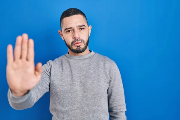 Hispanic Man Standing Blue Background Doing Stop Sing Palm Hand — Stock Photo, Image