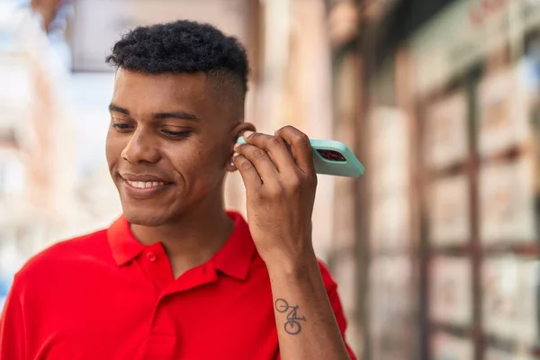 Hombre Latino Joven Sonriendo Confiado Escuchando Mensaje Audio Por Teléfono —  Fotos de Stock
