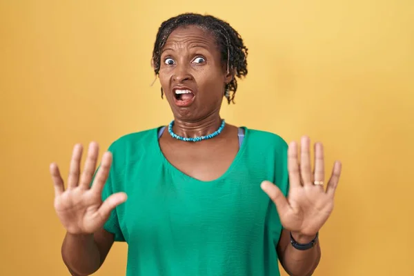 Mulher Africana Com Dreadlocks Sobre Fundo Amarelo Com Medo Aterrorizado — Fotografia de Stock