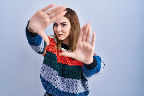 Young Hispanic Girl Standing Blue Background Doing Frame Using Hands — 스톡 사진