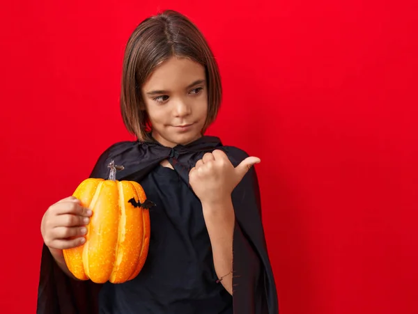 Malý Hispánský Chlapec Kápi Drží Halloween Dýně Dělá Pořádku Znamení — Stock fotografie