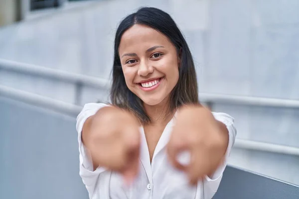 Junge Hispanische Frau Lächelt Selbstbewusst Und Zeigt Mit Dem Finger — Stockfoto