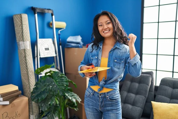 Mujer Asiática Joven Eligiendo Color Nueva Pared Casa Gritando Orgulloso — Foto de Stock