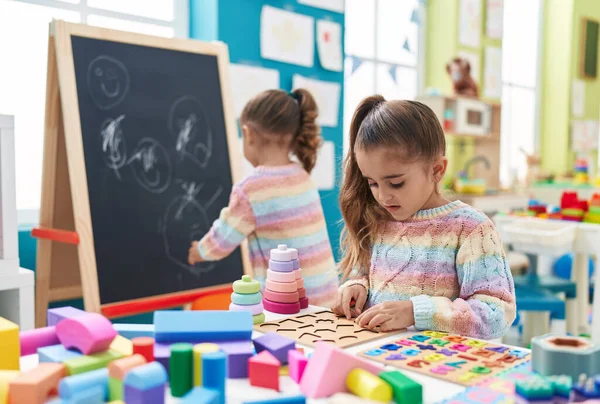 Twee Kinderen Spelen Met Wiskunde Puzzelspel Staan Kleuterschool — Stockfoto