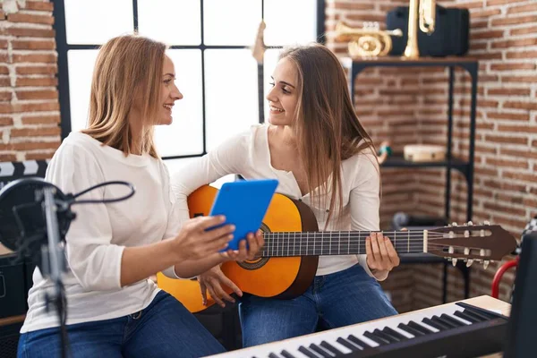 Zwei Musikerinnen Bei Klassischem Gitarrenunterricht Musikstudio — Stockfoto