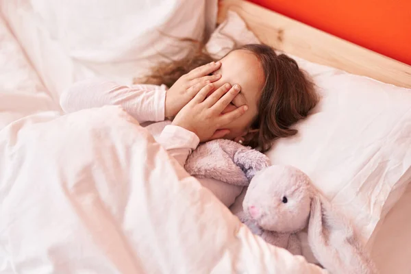 Чарівна Іспаномовна Дівчина Прикриває Очі Лежачи Ліжку Спальні — стокове фото