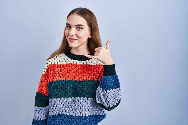 Young Hispanic Girl Standing Blue Background Smiling Doing Phone Gesture — Stok fotoğraf