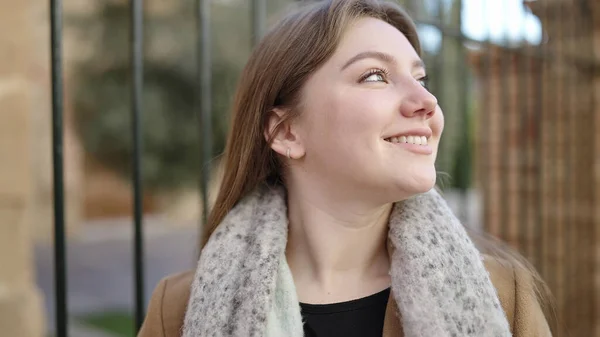 Genç Sarışın Kadın Gülümsüyor Kendine Güveniyor Gökyüzüne Bakıyor — Stok fotoğraf