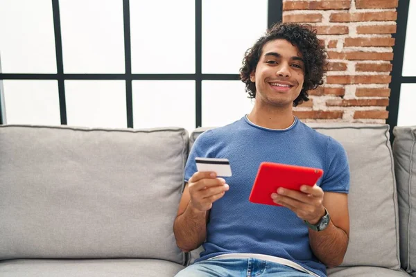Mladý Hispánec Používající Touchpad Kreditní Kartu Doma — Stock fotografie