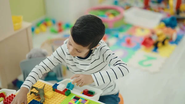 Imádnivaló Spanyol Fiú Játszik Építőkockákkal Asztalon Óvodában — Stock Fotó