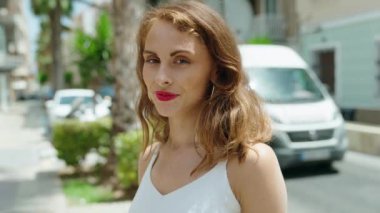 Sokakta kendine güvenen güzel İspanyol bir kadın.