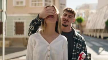 Yıldönümü hediyeli genç çift sokakta bekliyor.