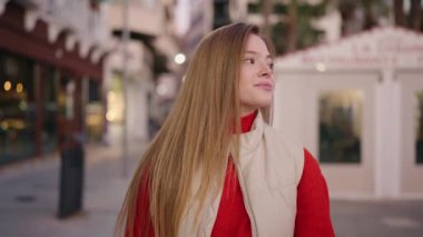 Genç sarışın kadın gülümsüyor. Kendine güvenen şehir haritası.