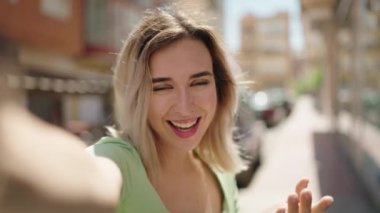 Sokakta video araması yapan kendine güvenen genç bir kadın.