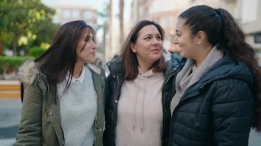 Anne ve kızları gülümsüyor. Kendilerine güveniyorlar. Birbirlerine sarılıyorlar.