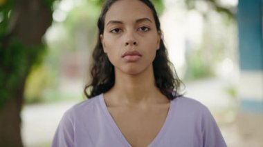 Genç Afrikalı Amerikalı kadın gülümsüyor. Kendine güveni tam.