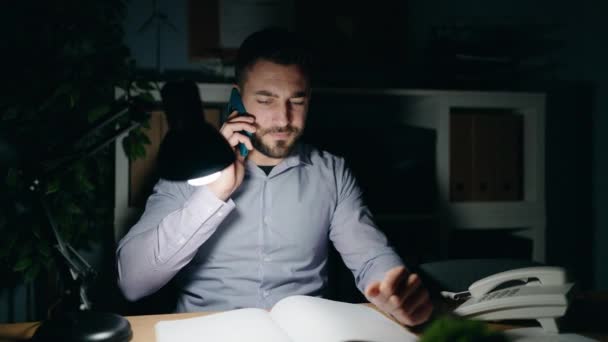 Young Hispanic Man Business Worker Talking Smartphone Working Overtime Office — Stock video