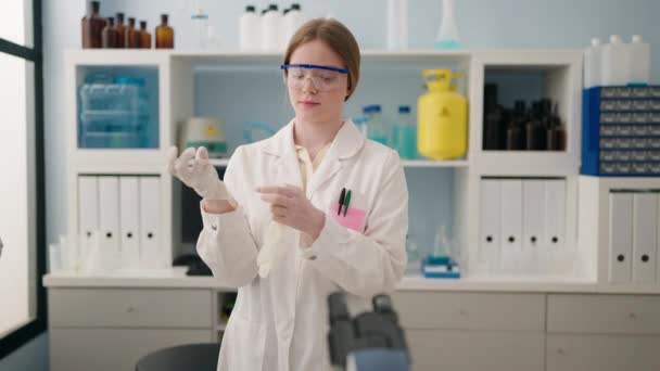 Νεαρή Ξανθιά Γυναίκα Φορώντας Στολή Επιστήμονα Και Γάντια Στο Εργαστήριο — Αρχείο Βίντεο