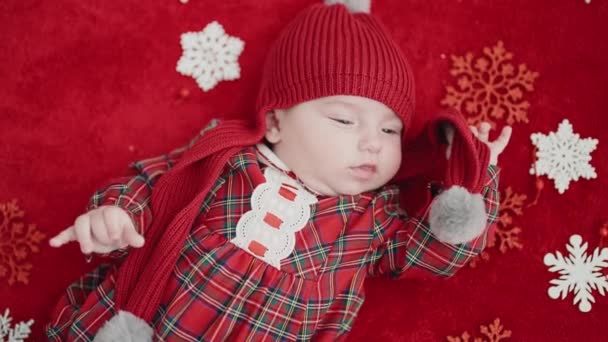 Adorable Bebé Caucásico Acostado Suelo Con Estrellas Navidad Decoración Sobre — Vídeos de Stock