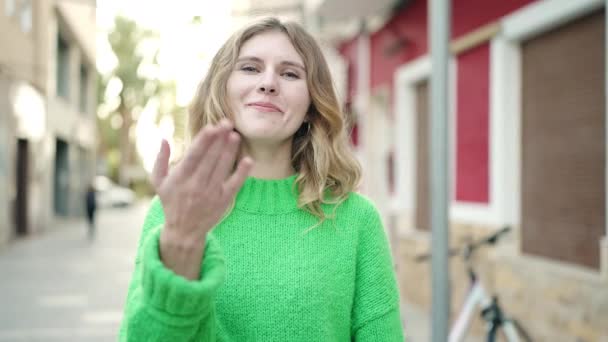 Jonge Blonde Vrouw Glimlachen Zelfverzekerd Doen Komende Gebaar Met Hand — Stockvideo