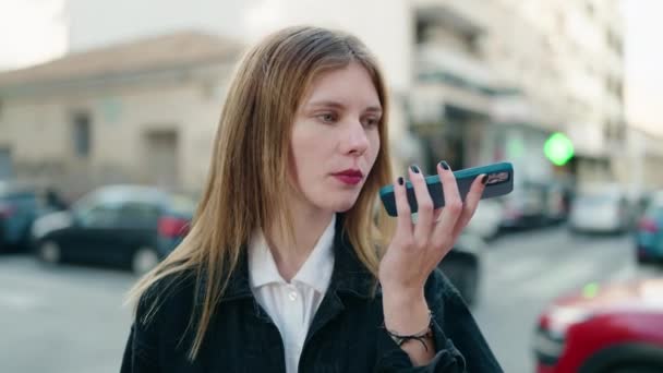 Jonge Kaukasische Vrouw Praten Smartphone Straat — Stockvideo