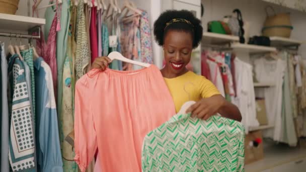 Afričanky Americká Žena Zákazník Usměvavý Jistý Držení Oblečení Obchodě Oblečením — Stock video