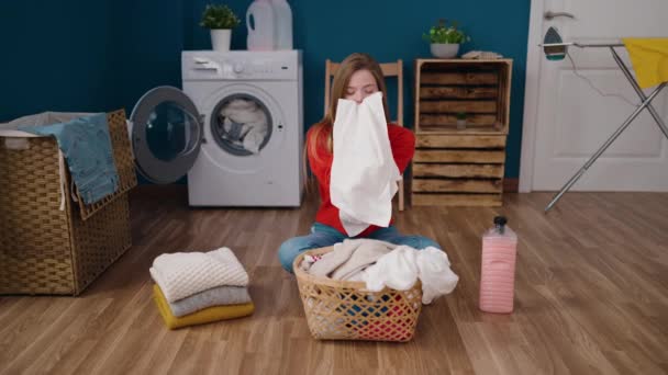 Jonge Blonde Vrouw Glimlachen Zelfverzekerde Vouwen Kleding Wasruimte — Stockvideo