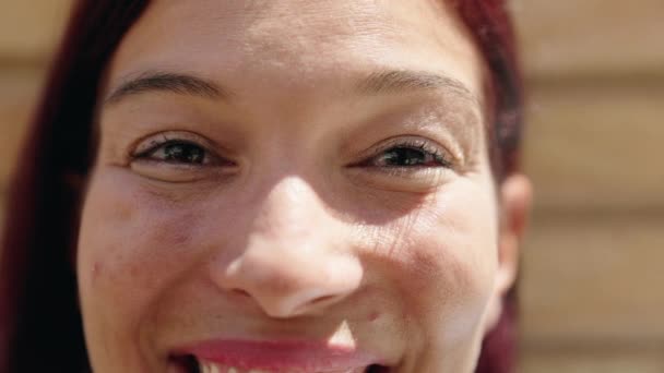 Joven Hermosa Mujer Hispana Sonriendo Confiada Pie Sobre Fondo Ladrillo — Vídeos de Stock