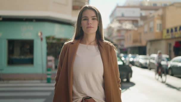Ung Kaukasisk Kvinna Ler Säker Stående Gatan — Stockvideo