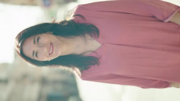 Mujer Hispana Mediana Edad Sonriendo Confiada Haciendo Buen Signo Con — Vídeo de stock