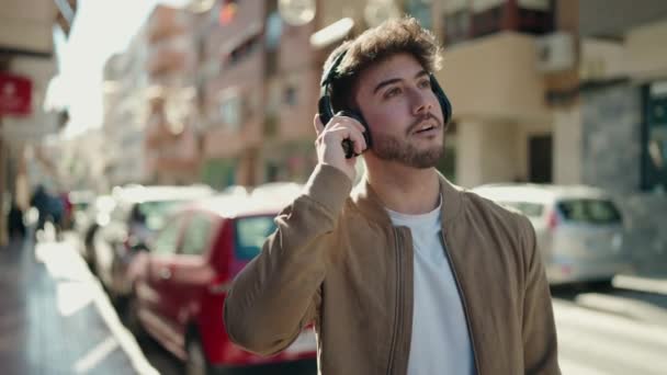 Fiatal Spanyol Férfi Mosolyogva Magabiztosan Hallgat Zenét Utcán — Stock videók