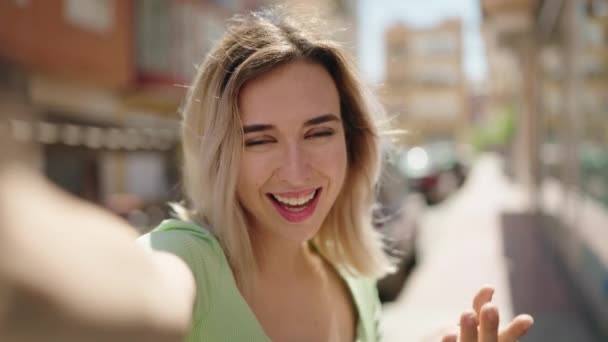 Mujer Joven Sonriendo Confiada Teniendo Videollamada Calle — Vídeo de stock