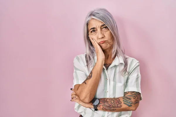 Middle Age Woman Grey Hair Standing Pink Background Thinking Looking — Stock Photo, Image