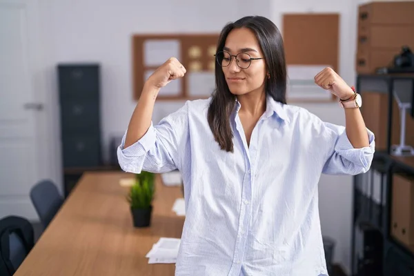 Young Hispanic Woman Office Showing Arms Muscles Smiling Proud Fitness — 스톡 사진